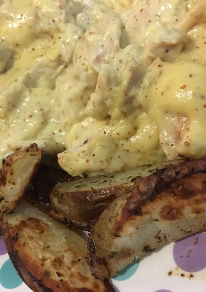 Una foto de 🍗Pollo a la miel y mostaza🍯 con patatas gajo sazonadas