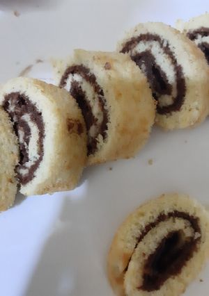 A picture of Chocolate vanilla Swiss roll in fry pan.