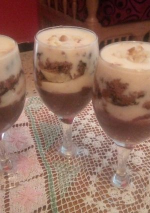 Une photo de Verrines de flan / banane / crumble / yaourt / cacahuètes