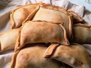 Una foto de masa de empanadas