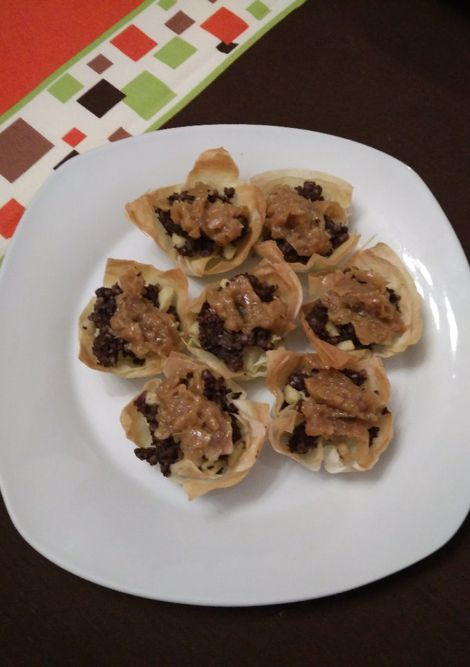 Una foto de Cestitas de morcilla con cebolla caramelizada