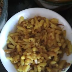 A picture of Aaloo bhaja.