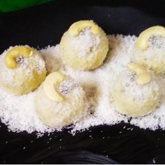 A picture of Snow White balls.