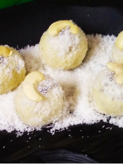 A picture of Snow White balls.