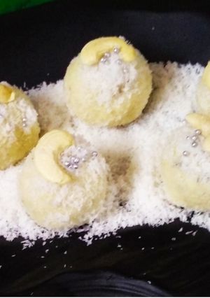 A picture of Snow White balls.