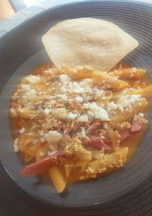 Una foto de Pasta pluma con pollo y salsa😋