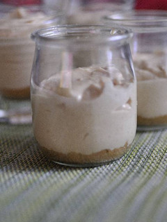 Una foto de Vasitos de crema de mazapán y queso mascarpone