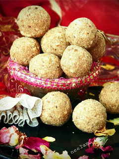 सिंघाड़े के आटे के लड्डू (singhare ke aate ke ladoo recipe in Hindi) रेसिपी मुख्य फोटो