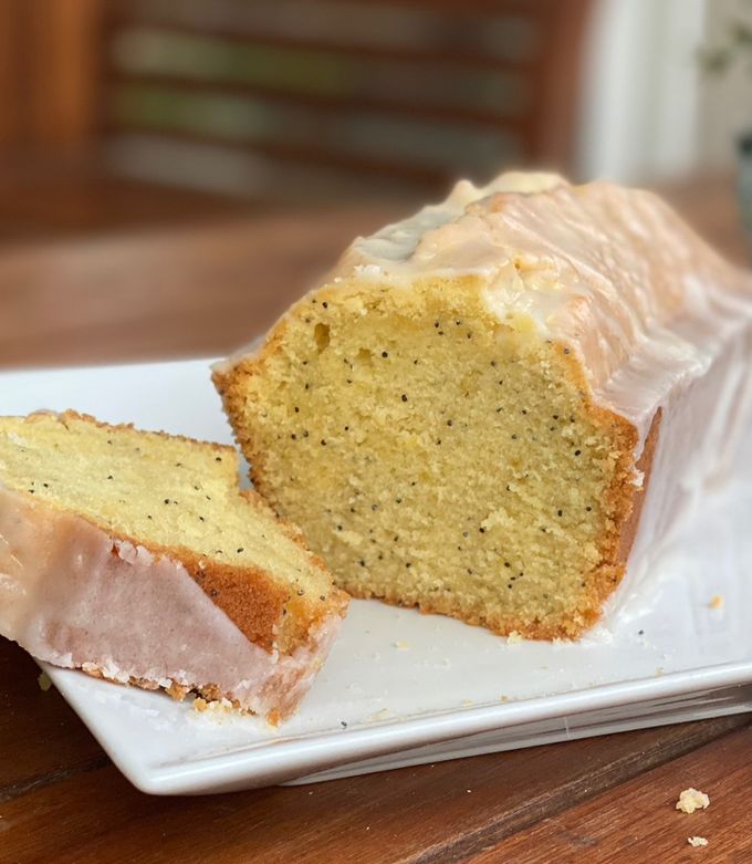 Una foto de Budín de amapola y limón