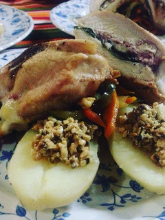 Una foto de Pechuga de pollo rellena con papas al maní y salteado de verduras