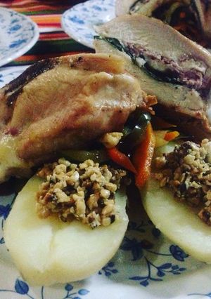 Una foto de Pechuga de pollo rellena con papas al maní y salteado de verduras