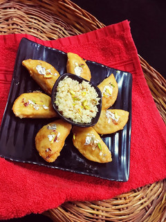 गुजिया (Gujiya recipe in hindi) रेसिपी मुख्य फोटो