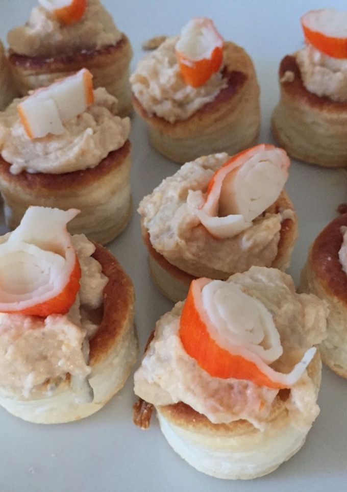 Una foto de Volovanes con crema de gulas y cangrejo