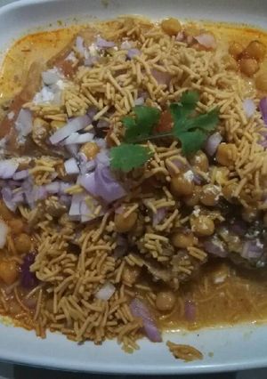समोसा चाट (Samosa chat recipe in hindi) रेसिपी मुख्य फोटो