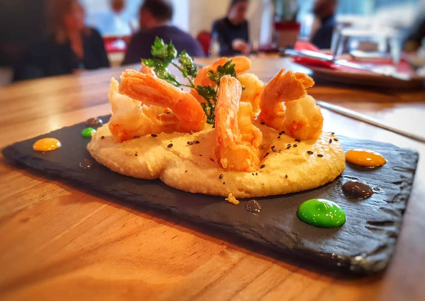 Hummus con gambas fritas