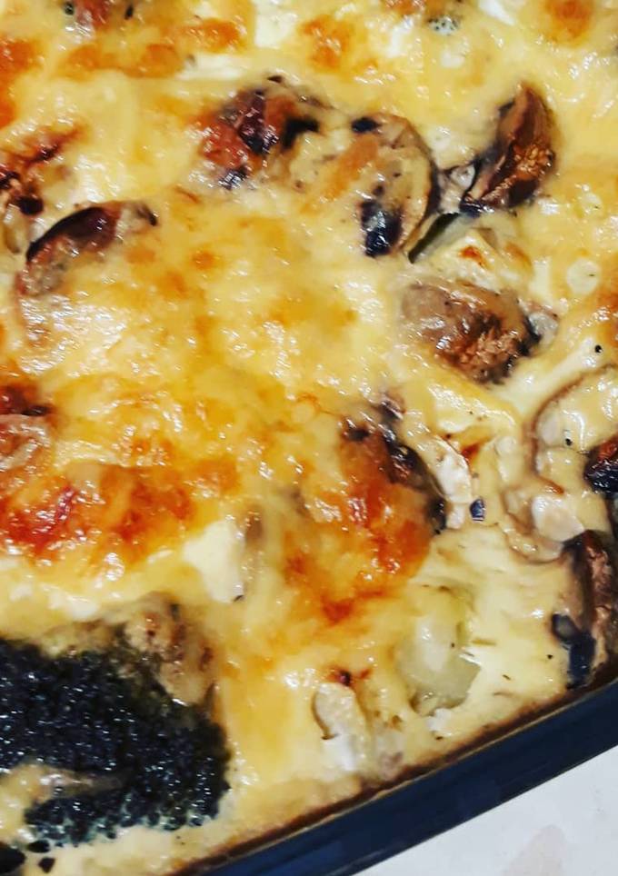 Куряче філе запечене з броколі, кабачками та грибами