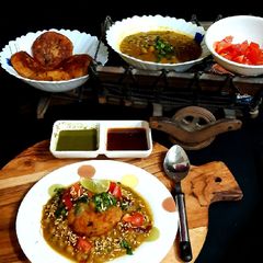 A picture of Ragda Patties Chaat.