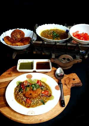 A picture of Ragda Patties Chaat.