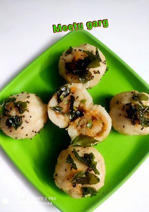स्टीम्ड सूजी बॉल (Steamed Suji Ball recipe in Hindi) रेसिपी मुख्य फोटो