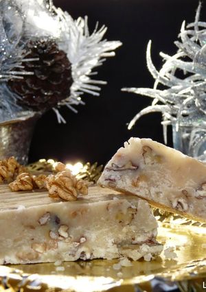 Una foto de Turrón de nata y nueces