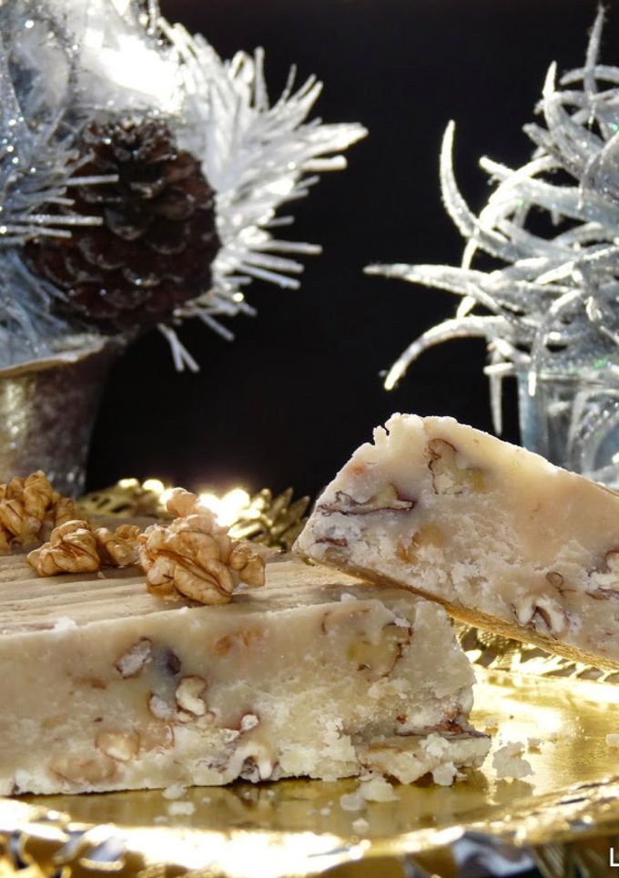 Una foto de Turrón de nata y nueces