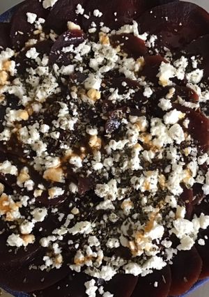 Une photo de Carpaccio de betteraves à la feta huile de noisettes basilic et vinaigre d abricot