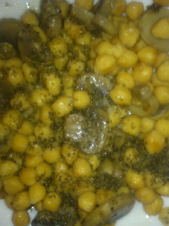 Una foto de Garbanzos con champiñones y pesto casero