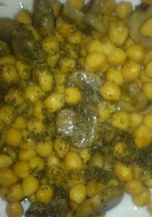 Una foto de Garbanzos con champiñones y pesto casero