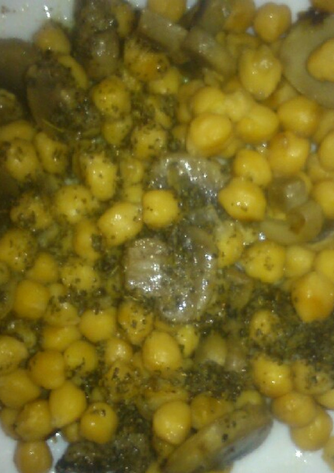 Una foto de Garbanzos con champiñones y pesto casero