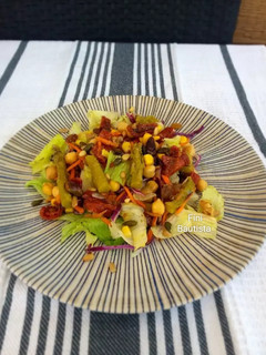 Una foto de Ensalada de garbanzos y tomates secos