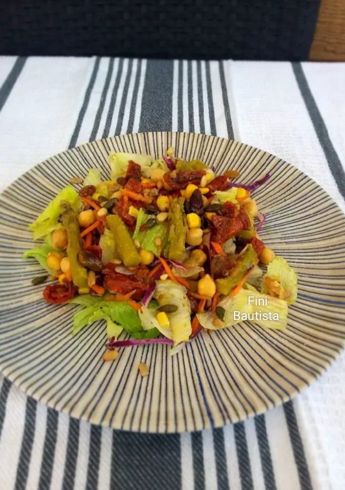 Una foto de Ensalada de garbanzos y tomates secos