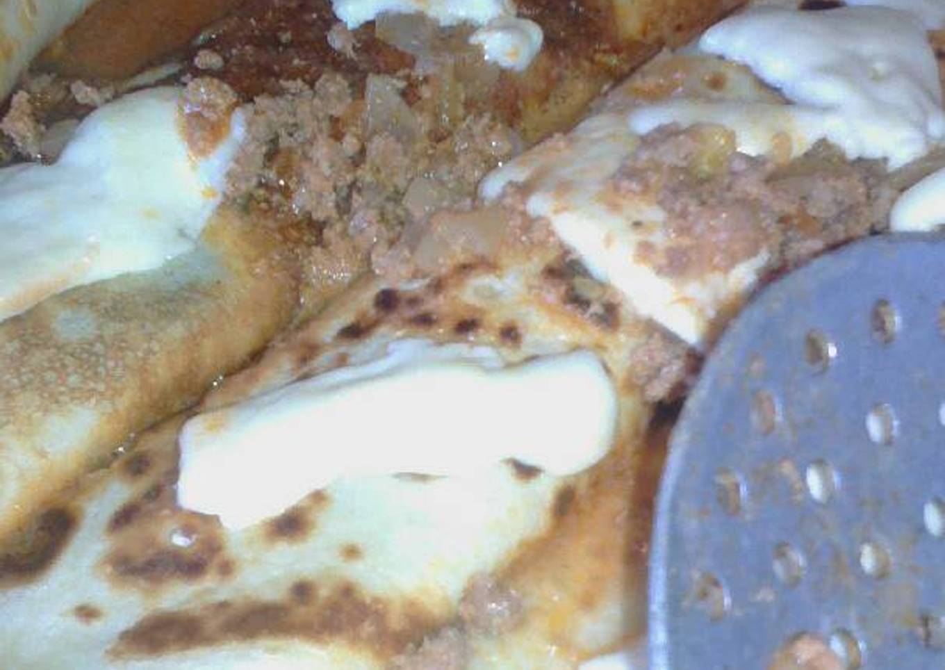 Canelones de acelga y picadillo. salsa con carne picada