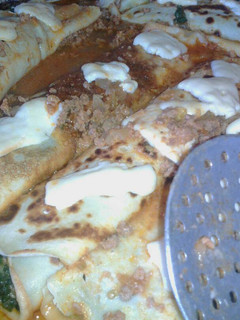Una foto de Canelones de acelga y picadillo. salsa con carne picada