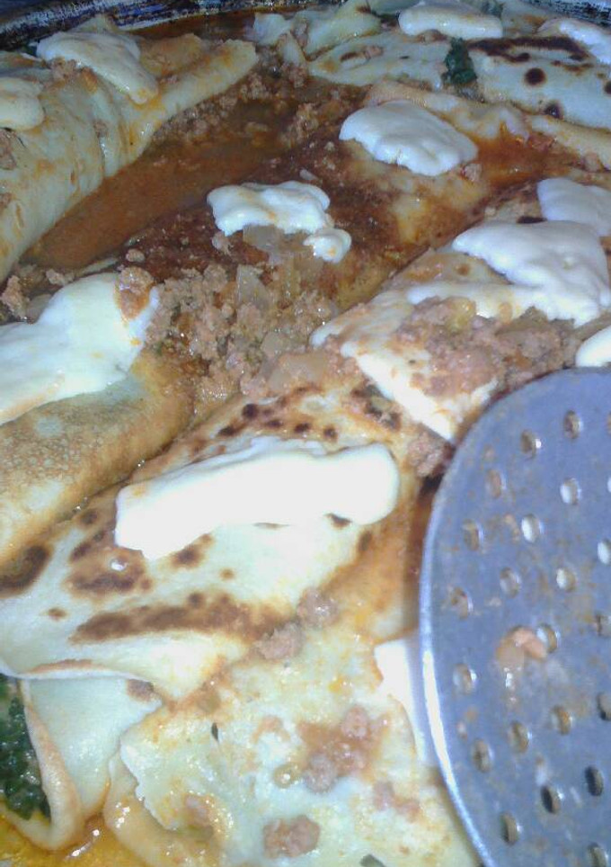 Una foto de Canelones de acelga y picadillo. salsa con carne picada