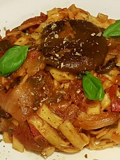 Una foto de Tallarines frescos con variado de setas con salsa roja