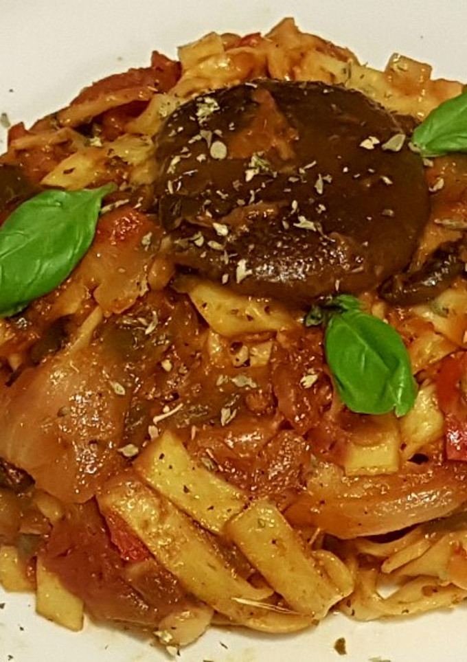 Una foto de Tallarines frescos con variado de setas con salsa roja