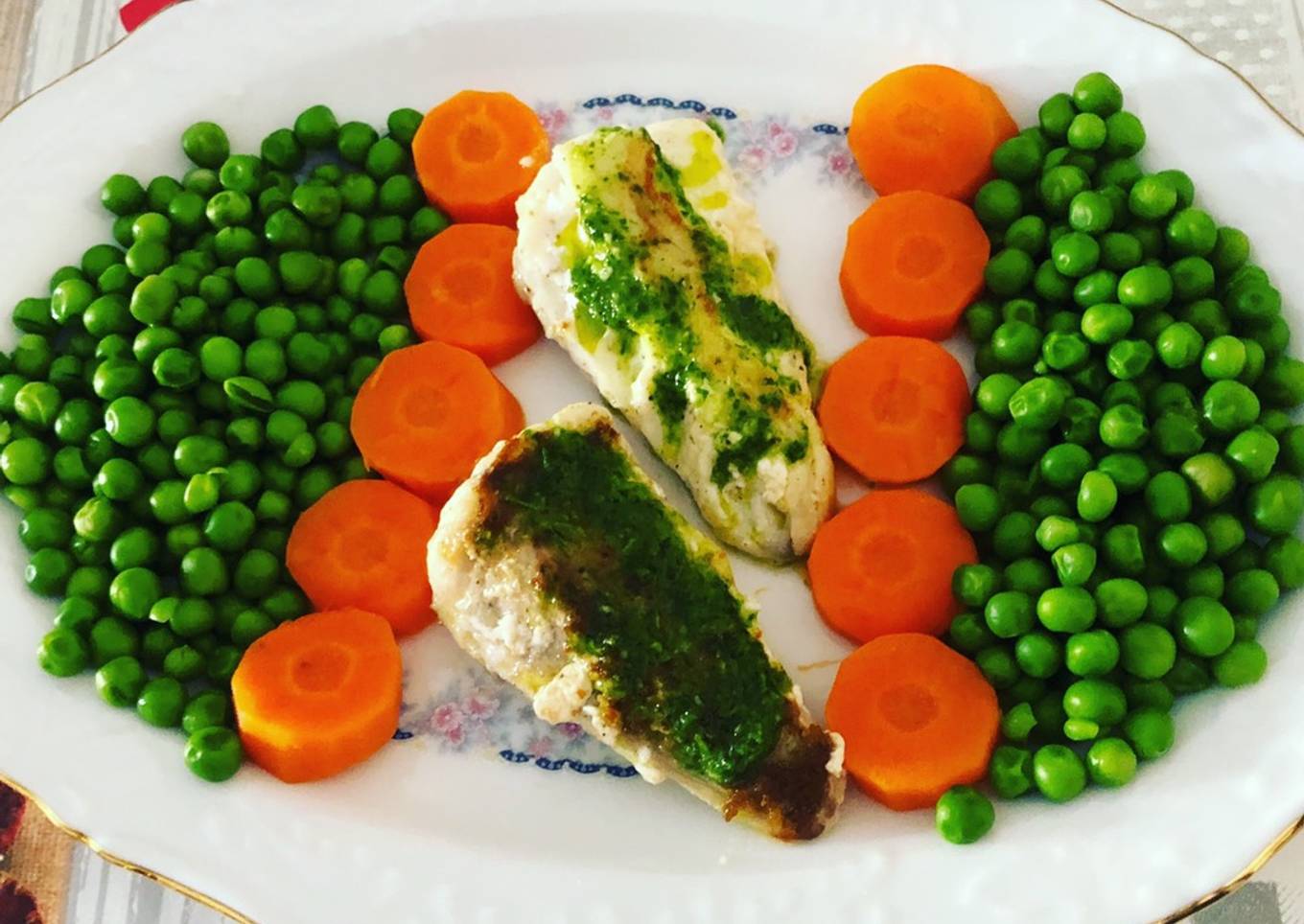 Rape a la plancha con guisantes y zanahoria hervida