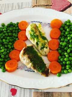 Una foto de Rape a la plancha con guisantes y zanahoria hervida