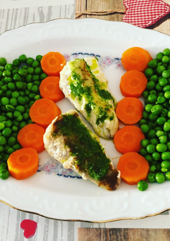 Una foto de Rape a la plancha con guisantes y zanahoria hervida
