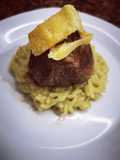 Lomo flameando con crocante de parmesano