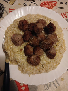 Una foto de Risotto de choclo cremoso con albóndigas de carne
