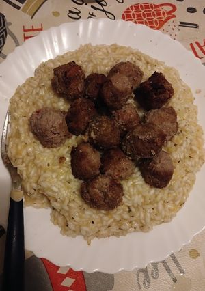 Una foto de Risotto de choclo cremoso con albóndigas de carne
