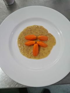 Una foto de Zanahorias torneadas con salsa beurre blanc