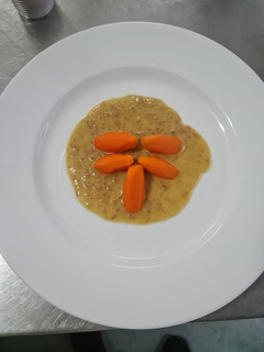 Una foto de Zanahorias torneadas con salsa beurre blanc