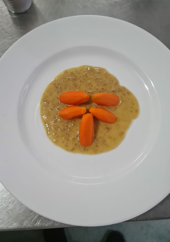 Una foto de Zanahorias torneadas con salsa beurre blanc