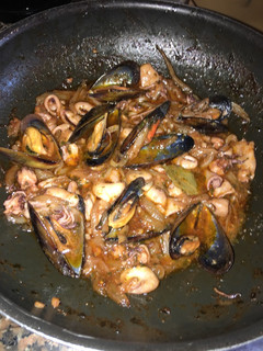 Una foto de Calamarcitos con mejillones encebollados con salsa
