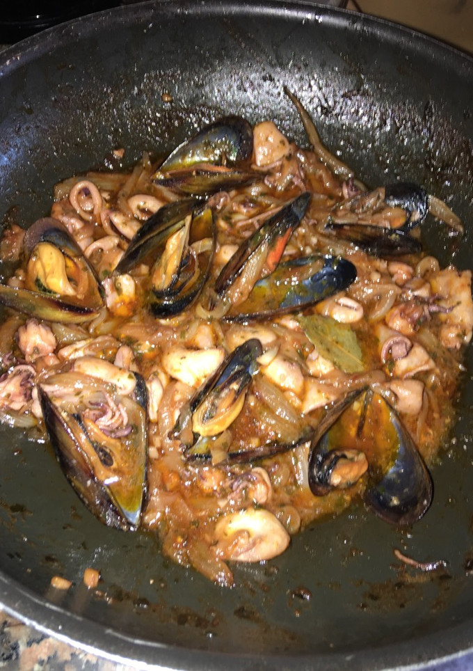 Una foto de Calamarcitos con mejillones encebollados con salsa