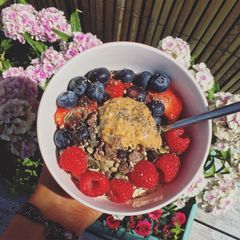A picture of Avocado-Cacao breakfast bowl (avo-choc bowl).