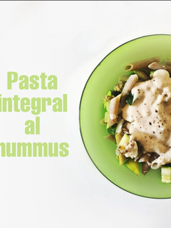 Una foto de Pasta integral al hummus 💛
