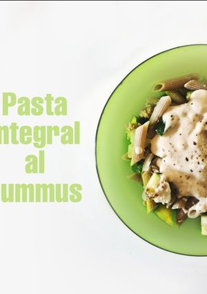 Una foto de Pasta integral al hummus 💛